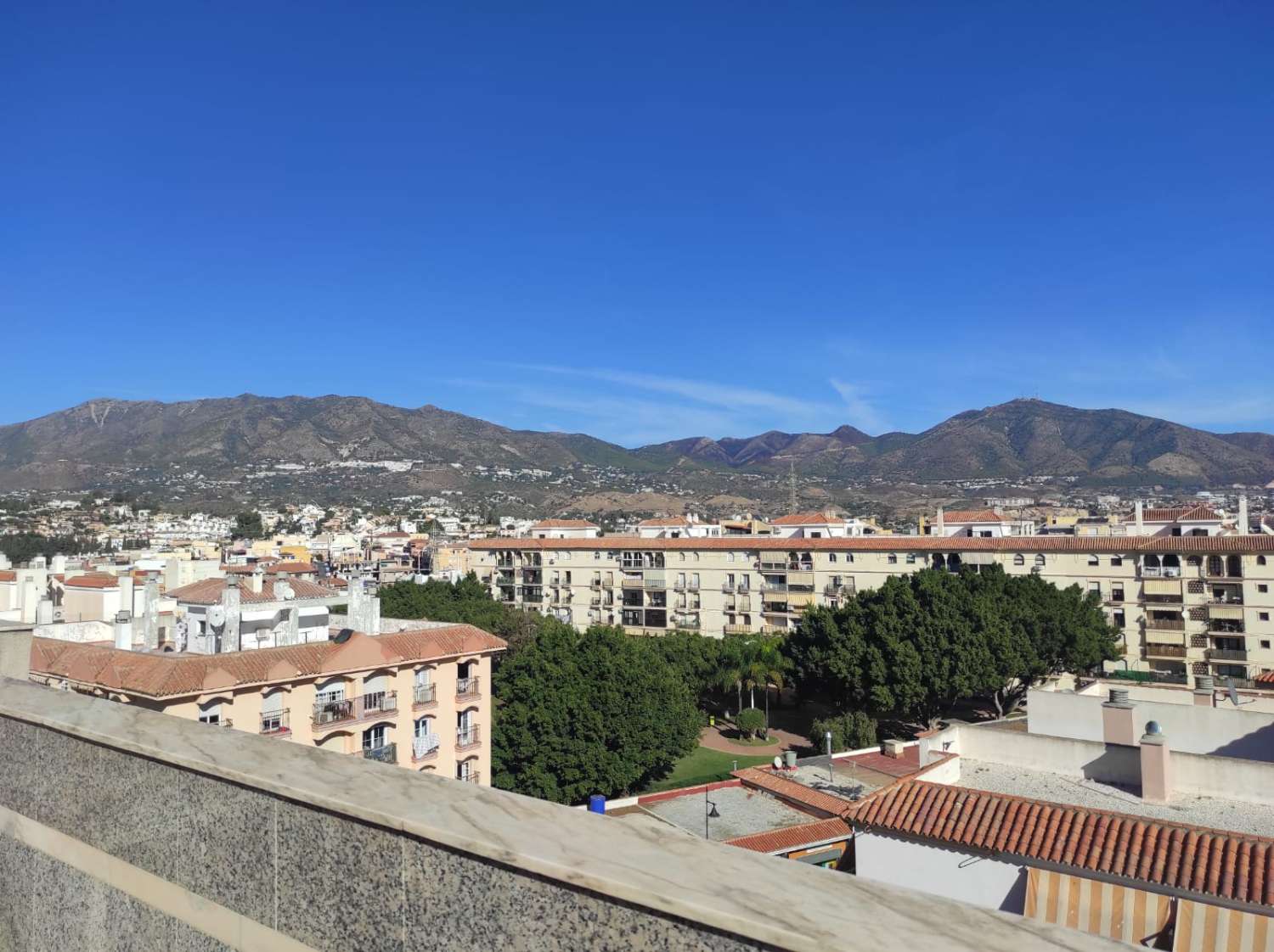 Spacious Fuengirola penthouse with garage and views