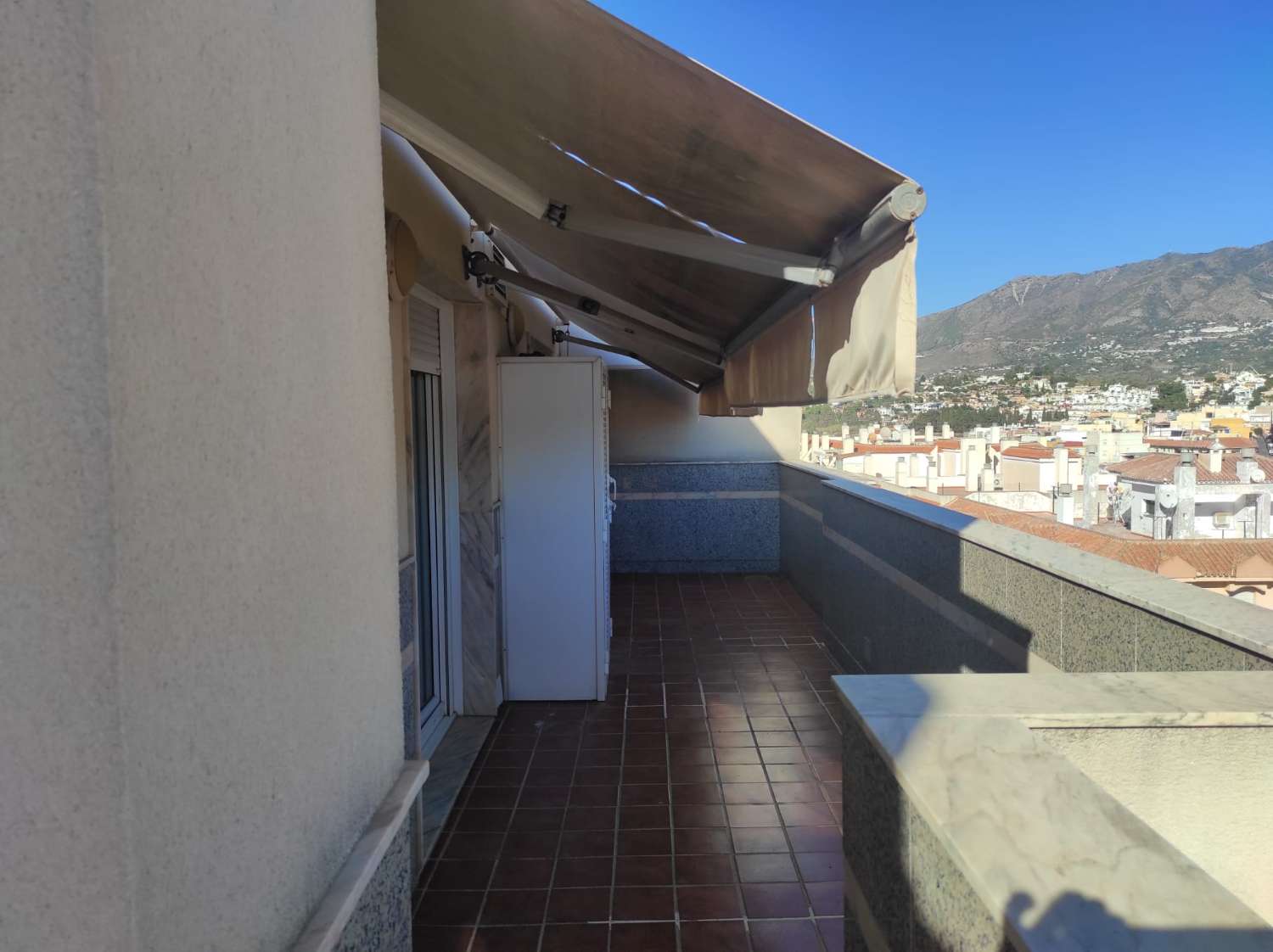 Spacious Fuengirola penthouse with garage and views
